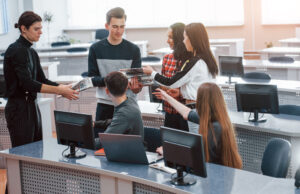 Πόσο πληρώνεται η πρακτική άσκηση (και γιατί αξίζει ακόμα κι αν δεν…) 