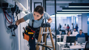 Υπάλληλος γραφείου ή τεχνικός; Ο απόλυτος οδηγός για να επιλέξεις σωστά 